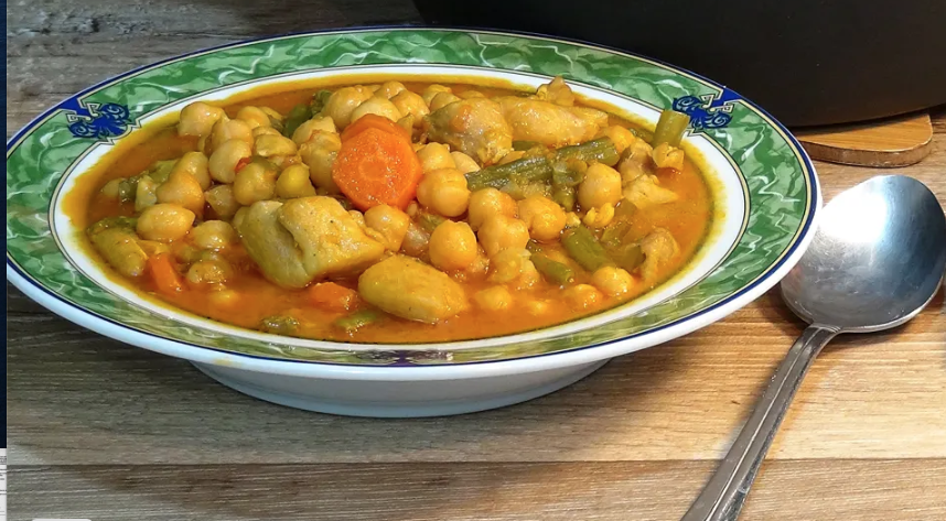 Ensalada de aguacate y pepino con guiso de pollo con garbanzos.